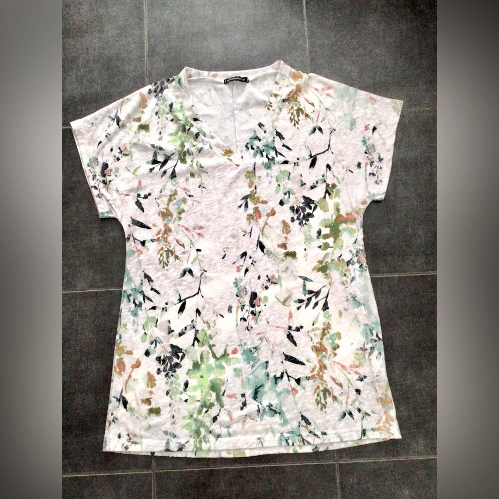NEW! Ivory Floral V Neck T-Shirt Women Medium NWT